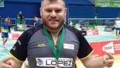 alegría. Simón Cruz posa tras lograr la medalla de bronce.