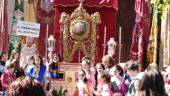 ACTO. Rezo del Ángelus en el altar instalado por la Cofradía Matriz a las puertas de la ermita de la calle Ollerias.