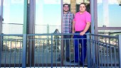 OBRAS DE MEJORA. Víctor Torres y Francisco Miranda visitan el albergue para comprobar cómo avanzan los trabajos.