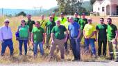 REUNIÓN. El equipo de forestales del Lugar Nuevo acompañado de Diego Cañamero. 