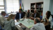 TRABAJO. Pepi Alcántara y José Manuel Higueras, con representantes de asociaciones vecinales y de OCO. 