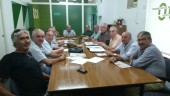 indignación. La Unidad de Gestión Vecinal de Los Puentes estuvo “al completo” en la reunión, celebrada en la sede de “OCO”. 