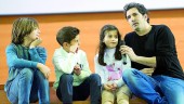 EDUCACIÓN. César Bona entrevista a los pequeños Marcos, Hugo e Irene al comienzo de su conferencia.