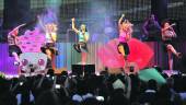 ENERGÍA. Tamy Nsue, Alba Reig y Sonia Gómez, en el centro, flanquedas por sus bailarinas, ponen a bailas a sus ciento de seguidoras en la primera parte del concierto en el Auditorio de la Alameda. 