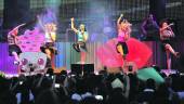 ENERGÍA. Tamy Nsue, Alba Reig y Sonia Gómez, en el centro, flanquedas por sus bailarinas, ponen a bailas a sus ciento de seguidoras en la primera parte del concierto en el Auditorio de la Alameda. 