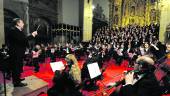 VIRTUOSISMO. Martín Morales dirige la Orquesta Sinfónica de Baeza y la Coral Baezana, en el Altar Mayor de la Catedral de la ciudad Patrimonio de la Humanidad. 