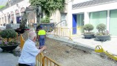 ATENTO. Un vecino observa los trabajos de demolición del asfalto que ya se había extendido en buena parte de la Carrera de Jesús. 