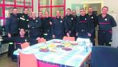 TRABAJADORES. Bomberos de Jaén disfrutan entre compañeros del día de Nochebuena. 