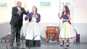 Cantantes líricos sobre el escenario del Teatro Darymelia, interpretan la zarzuela “El barbero de Sevilla”.