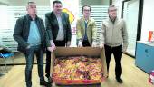 COMERCIO. Juanma Ferrándiz, Bartolomé González, Jesús Casas y José Moreno muestran las papeletas.