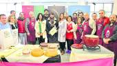 DEGUSTACIÓN. Miembros de la Cofradía Gastronómica “Aceites de Jaén” y “El Dornillo” junto con la concejal Yolanda Pedrosa y la alcaldesa Laura Nieto, en el Mercado de Peñamefécit.