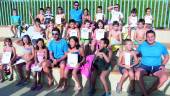 ACTIVIDADES. Algunos de los grupos de natación para niños recogen los diplomas acreditativos de la realización del curso de natación para niños de hasta 10 años. Los monitores felicitan y animan a los pequeños a seguir nadando para conseguir nuevos logros y perfeccionar los estilos practicados durante la quincena.