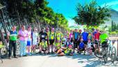 familia. Los participanres de la ruta posan junto a Pedro Bruno, Víctor Torres y Emilio Torres en su parada en Martos.