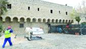 TRABAJOS. Un obrero de los que están empleados en la reforma del Parador del Cerro de Santa Catalina. 