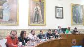 inserción. Los concejales del grupo popular, tras la dimisión de Expiración Villalba, en la celebración del pleno ordinario.