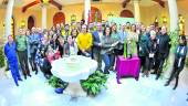 éxito. Los jugadores, el cuadro técnico, Ana Cobo, Juan Eugenio Ortega, Pilar Salazar y los trabajadores de la Delegación del Gobierno andaluz se fotografían con la Copa de España. Sobre estas líneas, Daniel Rodríguez y Ricardo Caballero, secretario general de la delegación, y los funcionarios hacen fotos con sus móviles.