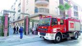 FUEGO. Los bomberos acuden al lugar del incendio de la Avenida de San Amador. 