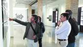 INAUGURACIÓN. Juan Ángel Pérez abrió la muestra y recorrió la misma bajo las indicaciones de Alberto Rojas.