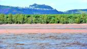 EL CONDADO. Pantano del Guadalén con olivares en primer plano y el pueblo de Vilches al fondo.