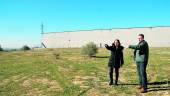 Yolanda Reche, alcaldesa de La Carolina, visita los terrenos del polígono industrial Martinón, donde se construirán las instalaciones de Takahata, acompañada por el concejal socialista Manuel Mondéjar. Reche considera que la generación de industrias y empleo en su municipio es una prioridad en su acción de gobierno municipal. 