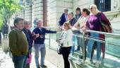 reunión. José Alcalá, portavoz de los SUNC y Josefa Alcántara, de OCO, con otros representantes vecinales, tras salir de la Alcaldía. 