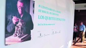 MUESTRA. Cartel que anuncia la exposición en el Museo del Patrimonio Municipal de Málaga y, a la derecha, asistentes atienden a las palabras del autor, Pacto Tito, sobre su obra.