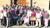 REENCUENTRO. Asistentes a la comida de homenaje, a las puertas de la iglesia de Santa Ana.