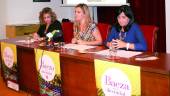 BAEZA. Beatriz Martín, Lola Marín y Francisca Medina, en la presentación de los premios. 