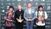 VICTORIA. El ganador posa con algunos de los demás premiados en el Festival de Murcia. 