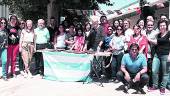 VISITA. Manuel Fernández posa con vecinos del barrio participantes en la jornada intercultural.