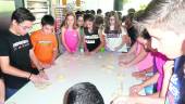 APRENDIZAJE. Varios jóvenes participan en uno de los talleres enfocados hacia la enseñanza de la elaboración y el confeccionamiento del producto. 