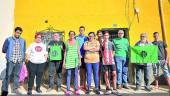 DEFENSA. María Jesús (camiseta a rayas), en el centro, con sus hijos y miembros de STOP Desahucios.