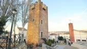 ARQUITECTURA. La Torre del Reloj y, al fondo, la parroquia de la Encarnación de Peal de Becerro. 