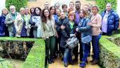 EN SEVILLA. Miembros de la llamada “marea del cucharón”, con diputados del PP-A, en un patio del Parlamento.