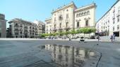 PERSPECTIVA. Imagen del Ayuntamiento, reflejada en un charco de la Plaza de Santa María. 