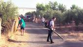 TRABAJO. Vecinos de Cerro Molina se encargan de la limpieza de la urbanización, con tijeras, sopladora y desbrozadoras que ellos mismos aportan.