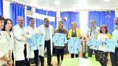 Salud. Teresa Vega, Cesáreo Granados y Antonia Olivares, en el acto de entrega de los pijamas infantiles.