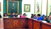 PLENO. El alcalde, Carlos Hinojosa, interviene en presencia de concejales del PSOE y del PP.