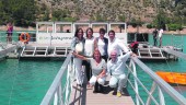 DE VISITA. Ana Cobo, Susana Ibáñez, Francisco Reyes, Pilar Salazar y Manuel Fernández, en la pasarela de acceso al barco solar. 