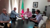 ACUERDO. El alcalde, José Manuel Gómez, y el mediador, Ramón Casado, durante la firma.