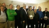 LIBRO. José Antonio Quiles exhibe la publicación, junto con Gregorio Manzano y los asistentes.