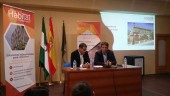 ADELANTE. José Manuel Garrido firma el convenio con el representante de Hábitat Colaborativo SCA. 