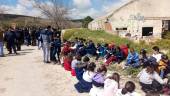 naturaleza. Alumnos de los centros educativos de la ciudad contemplan el cuaderno repartido por la Junta de Andalucía.