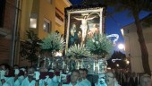 PROCESIÓN. Los anderos llevan sobre sus hombros el venerado cuadro del Cristo de Chircales en su salida procesional tras la llegada a Valdepeñas desde su ermita. 