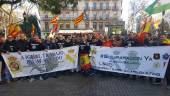 PRESENCIA. Agentes de la Policía Nacional y la Guardia Civil de la provincia, durante la manifestación en la capital catalana.