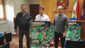 acto. Antonio Carrascosa, José María Álvarez y Maikel Melero posan con el cartel del Freestyle Ciudad de Jaén.