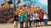 ARTE. Ganadores del certamen de grafiti, el alcalde, Juan Fernández, concejales locales y Ana Morillo, coordinadora del IAJ en Jaén. 