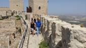 VISITANTES. Un grupo de turistas camina por las almenas del Castillo de Santa Catalina, fortaleza que corona el cerro del mismo nombre. 