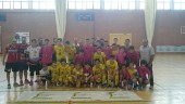 INFANTIL. Los equipos del Jaén Paraíso Interior y el Villanueva FS posan con los trofeos conseguidos.