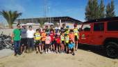 PRESENTACIÓN. Manuel Beltrán posa con los alumnos de la escuela, José María Álvarez, concejal de Deportes, y Juan Manuel Lara, gerente de Bujarkay.